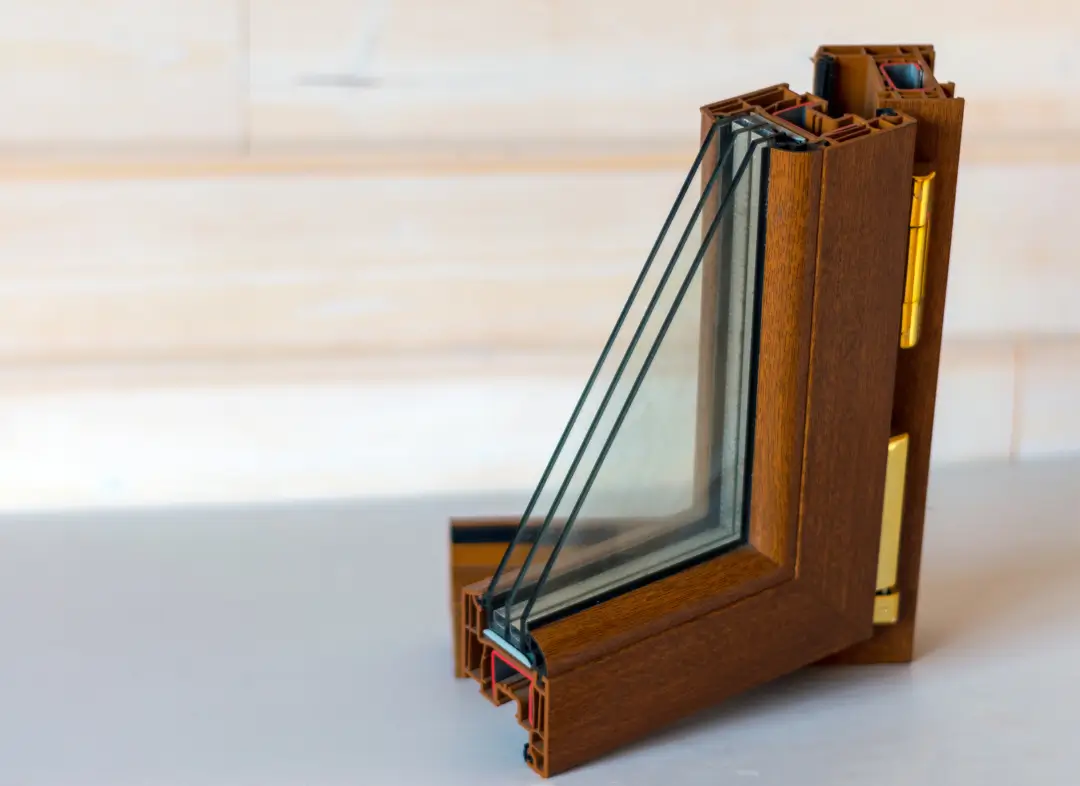 Installation de fenêtre en bois sur mesure Montréverd